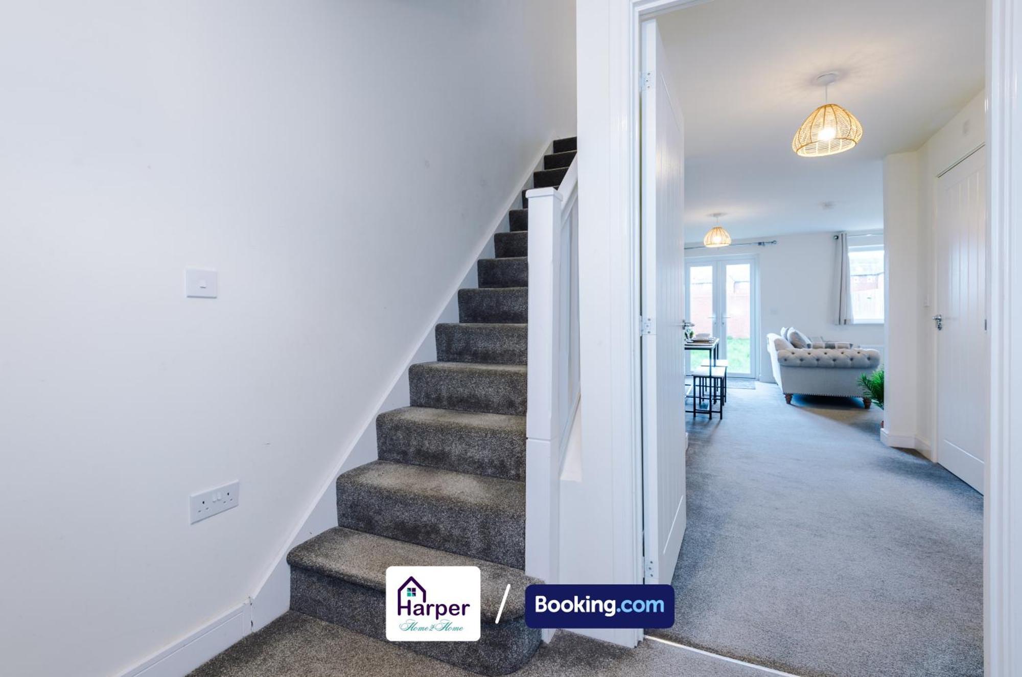 Prime Location 3 Storey By Harperletting Short Lets & Serviced Accommodation Chester With Driveway Long Or Short Stays Hough Green Bagian luar foto