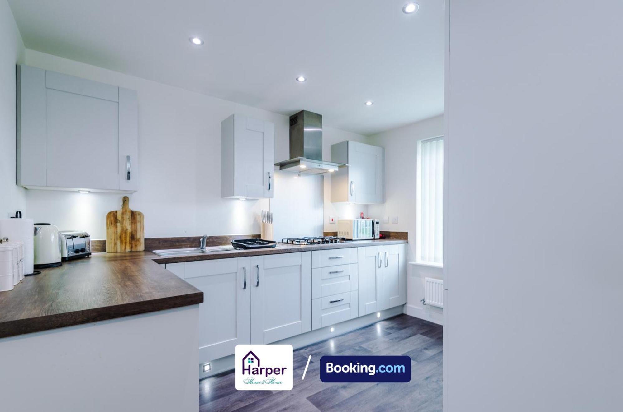 Prime Location 3 Storey By Harperletting Short Lets & Serviced Accommodation Chester With Driveway Long Or Short Stays Hough Green Bagian luar foto