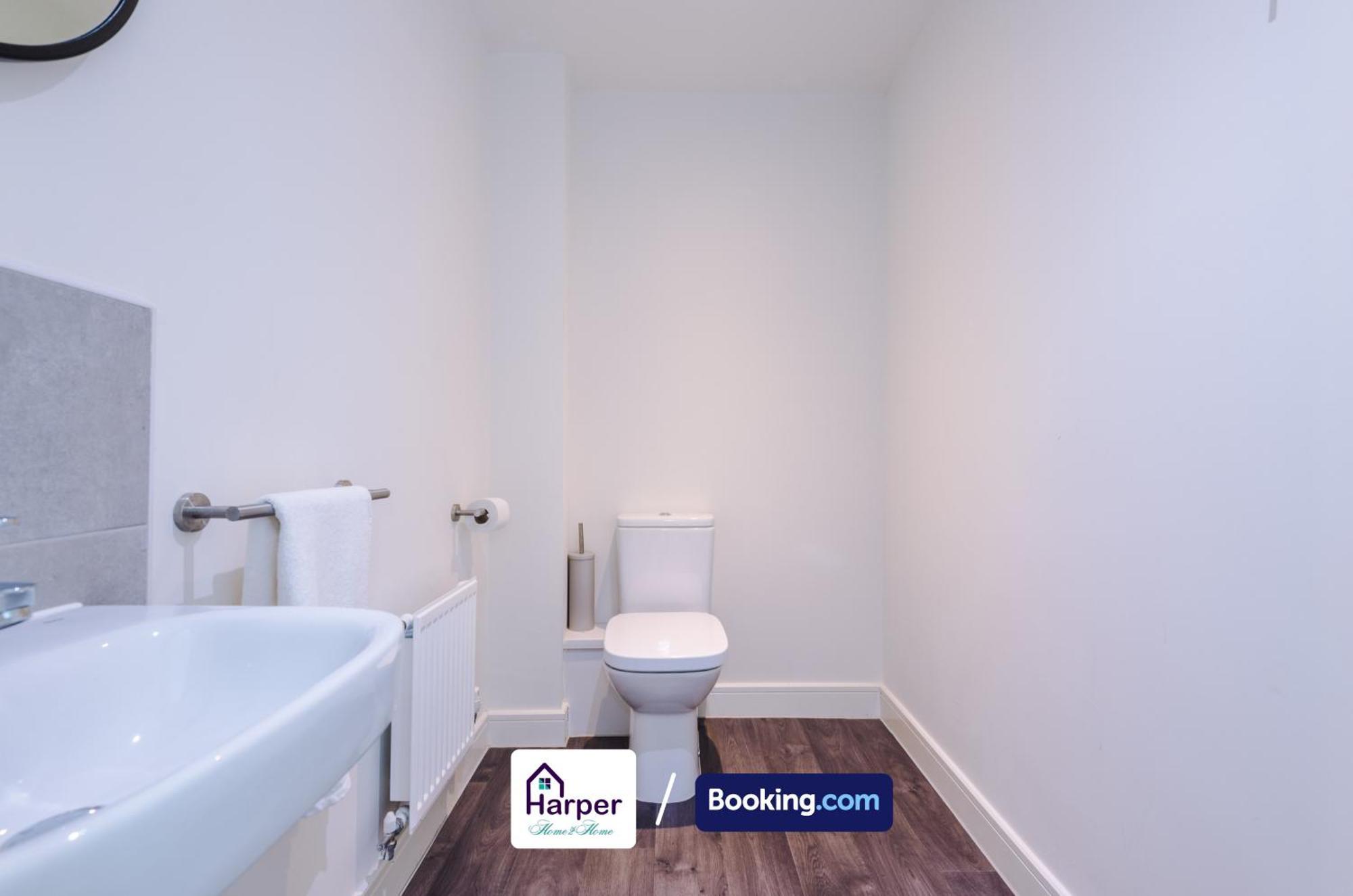 Prime Location 3 Storey By Harperletting Short Lets & Serviced Accommodation Chester With Driveway Long Or Short Stays Hough Green Bagian luar foto
