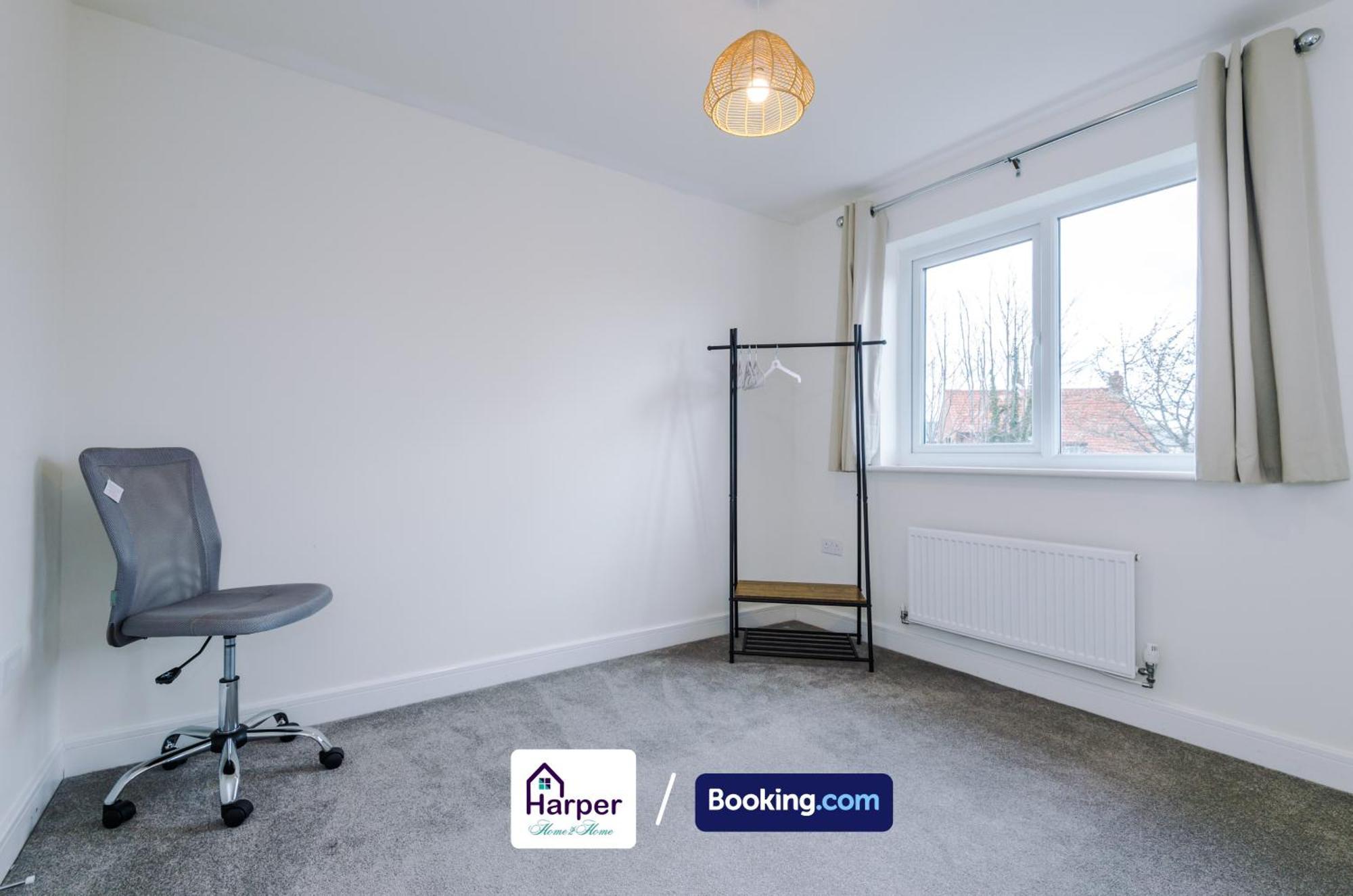 Prime Location 3 Storey By Harperletting Short Lets & Serviced Accommodation Chester With Driveway Long Or Short Stays Hough Green Bagian luar foto
