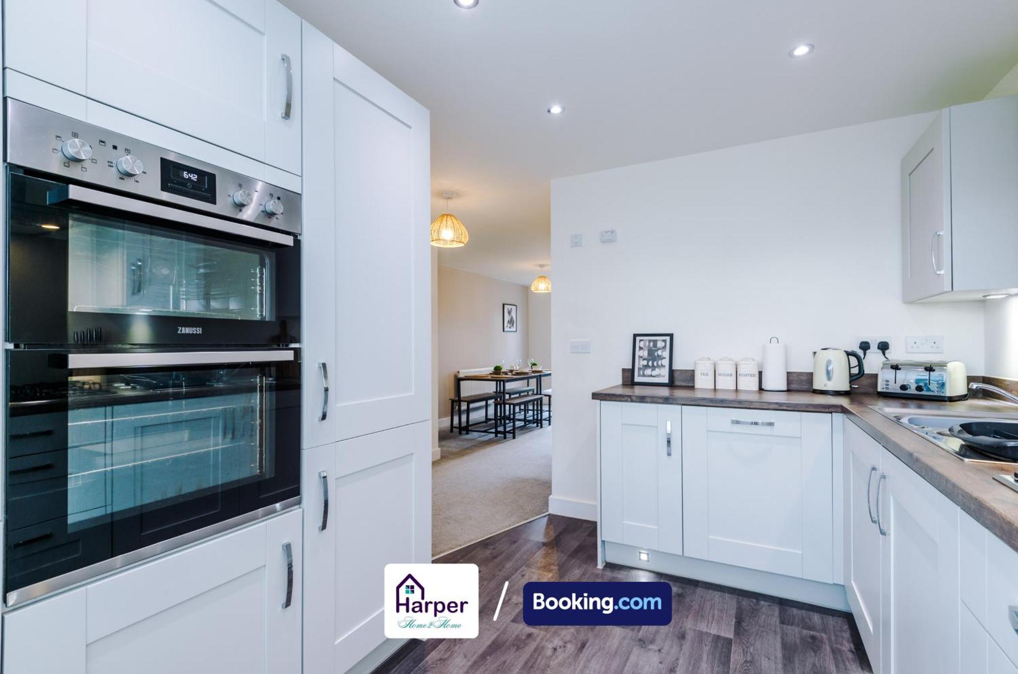 Prime Location 3 Storey By Harperletting Short Lets & Serviced Accommodation Chester With Driveway Long Or Short Stays Hough Green Bagian luar foto