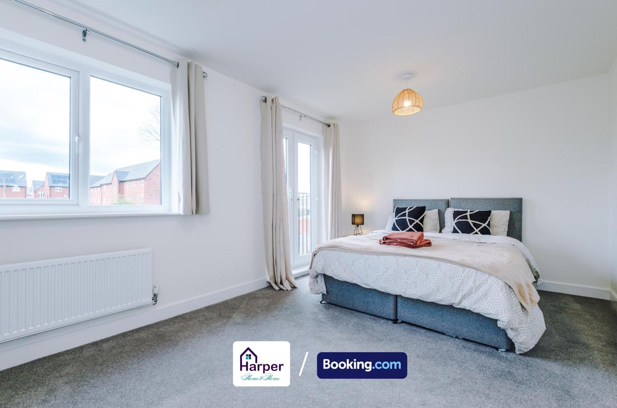 Prime Location 3 Storey By Harperletting Short Lets & Serviced Accommodation Chester With Driveway Long Or Short Stays Hough Green Bagian luar foto