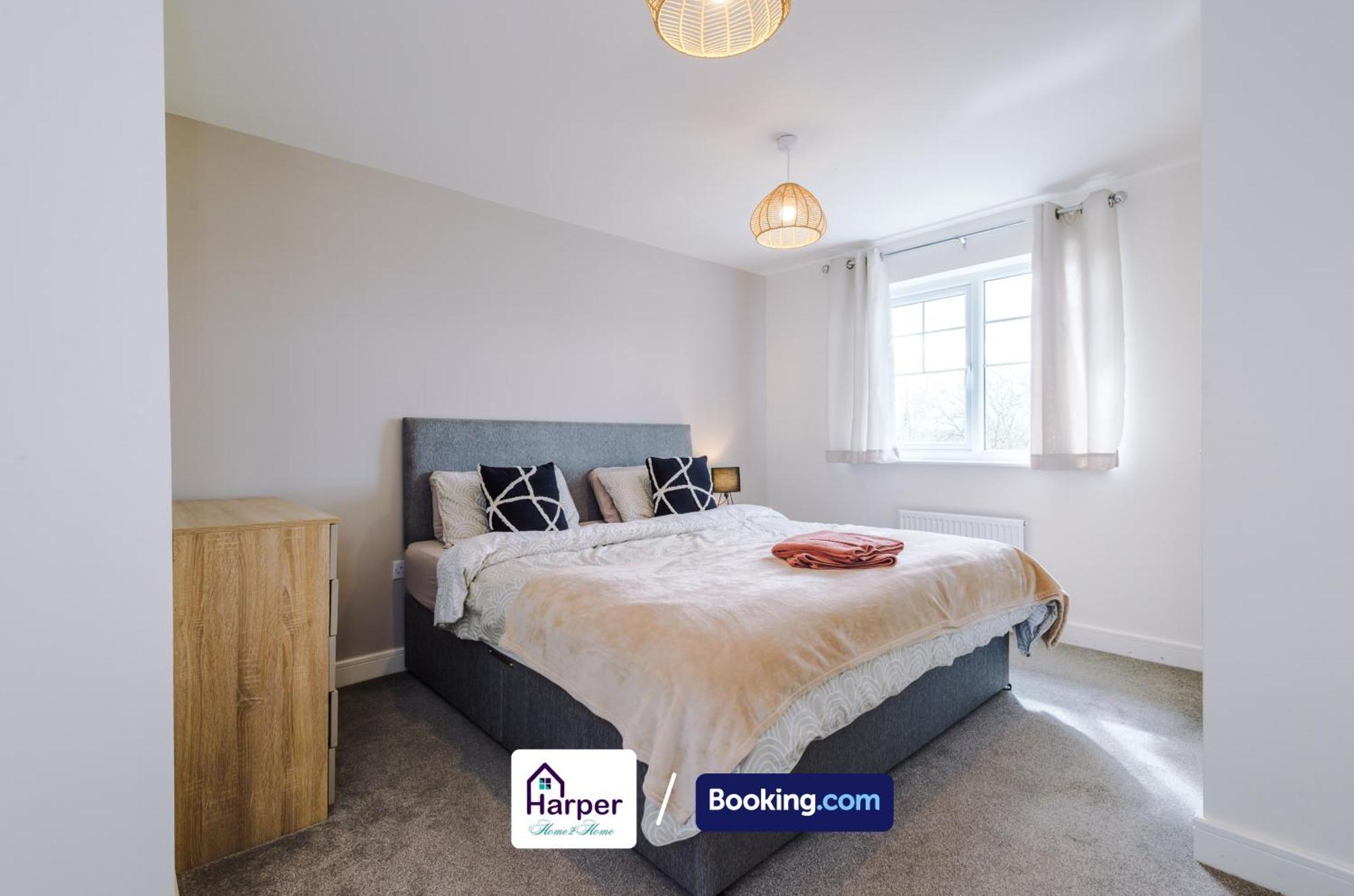 Prime Location 3 Storey By Harperletting Short Lets & Serviced Accommodation Chester With Driveway Long Or Short Stays Hough Green Bagian luar foto