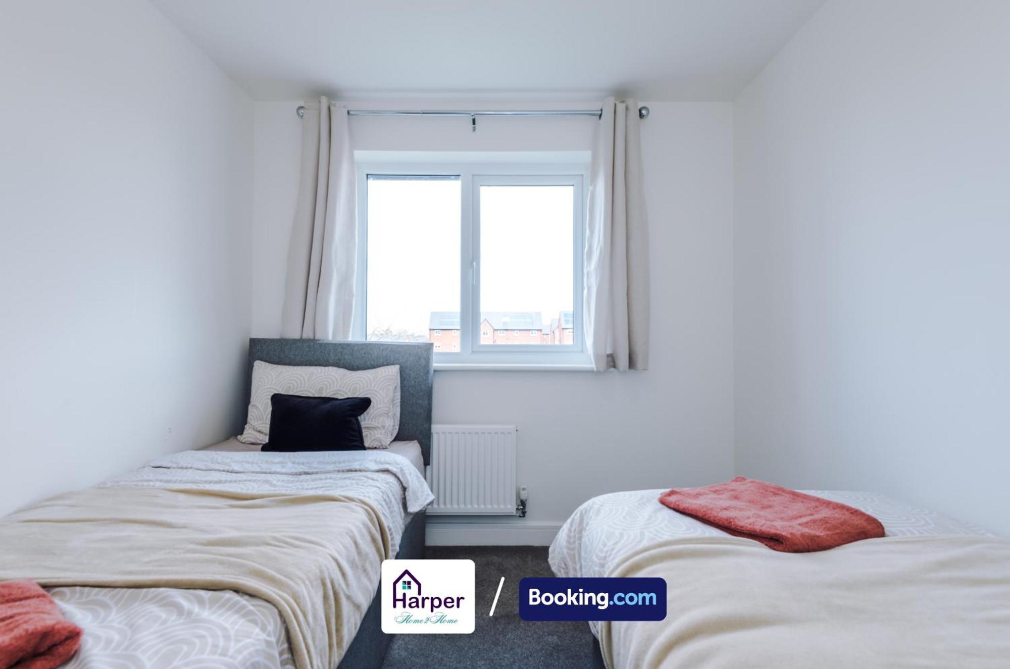 Prime Location 3 Storey By Harperletting Short Lets & Serviced Accommodation Chester With Driveway Long Or Short Stays Hough Green Bagian luar foto