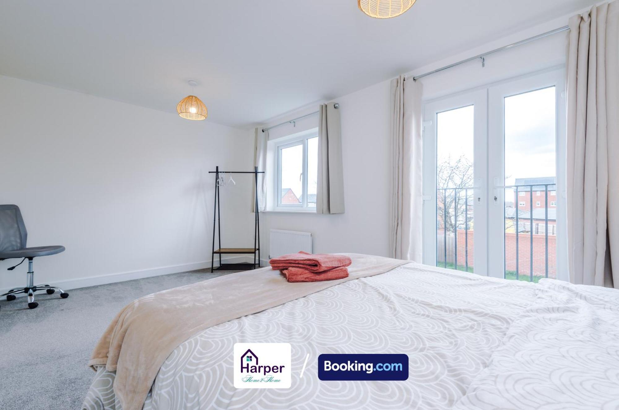 Prime Location 3 Storey By Harperletting Short Lets & Serviced Accommodation Chester With Driveway Long Or Short Stays Hough Green Bagian luar foto