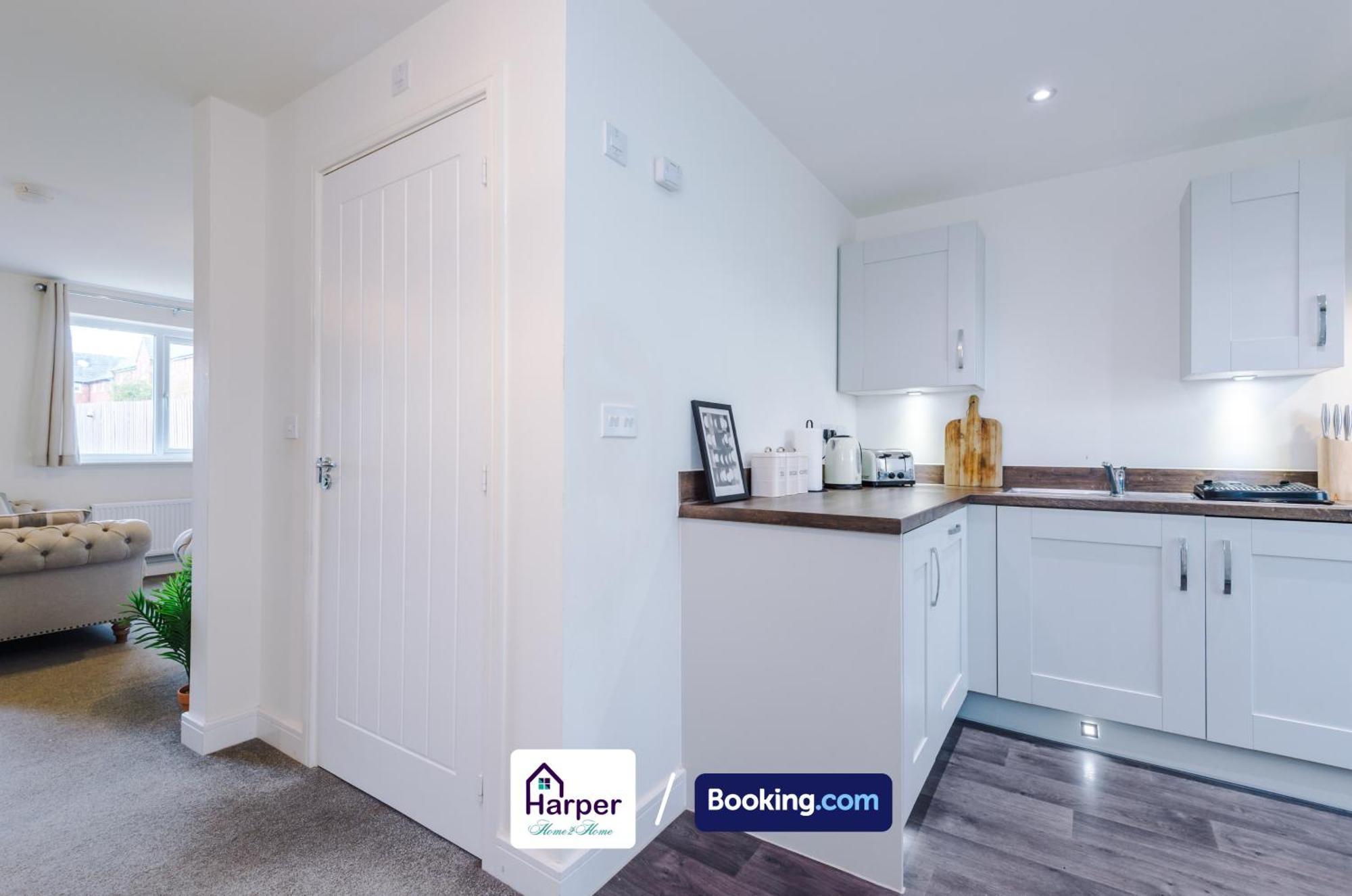 Prime Location 3 Storey By Harperletting Short Lets & Serviced Accommodation Chester With Driveway Long Or Short Stays Hough Green Bagian luar foto