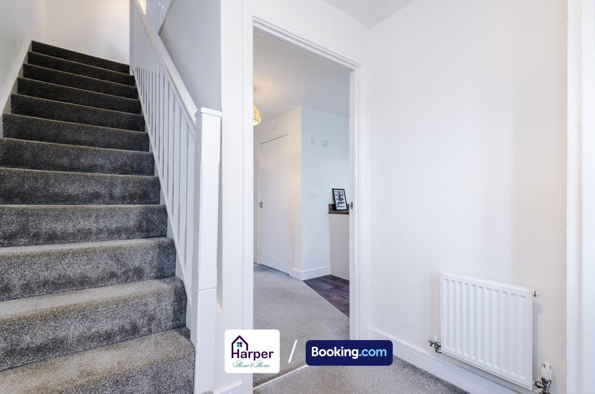 Prime Location 3 Storey By Harperletting Short Lets & Serviced Accommodation Chester With Driveway Long Or Short Stays Hough Green Bagian luar foto