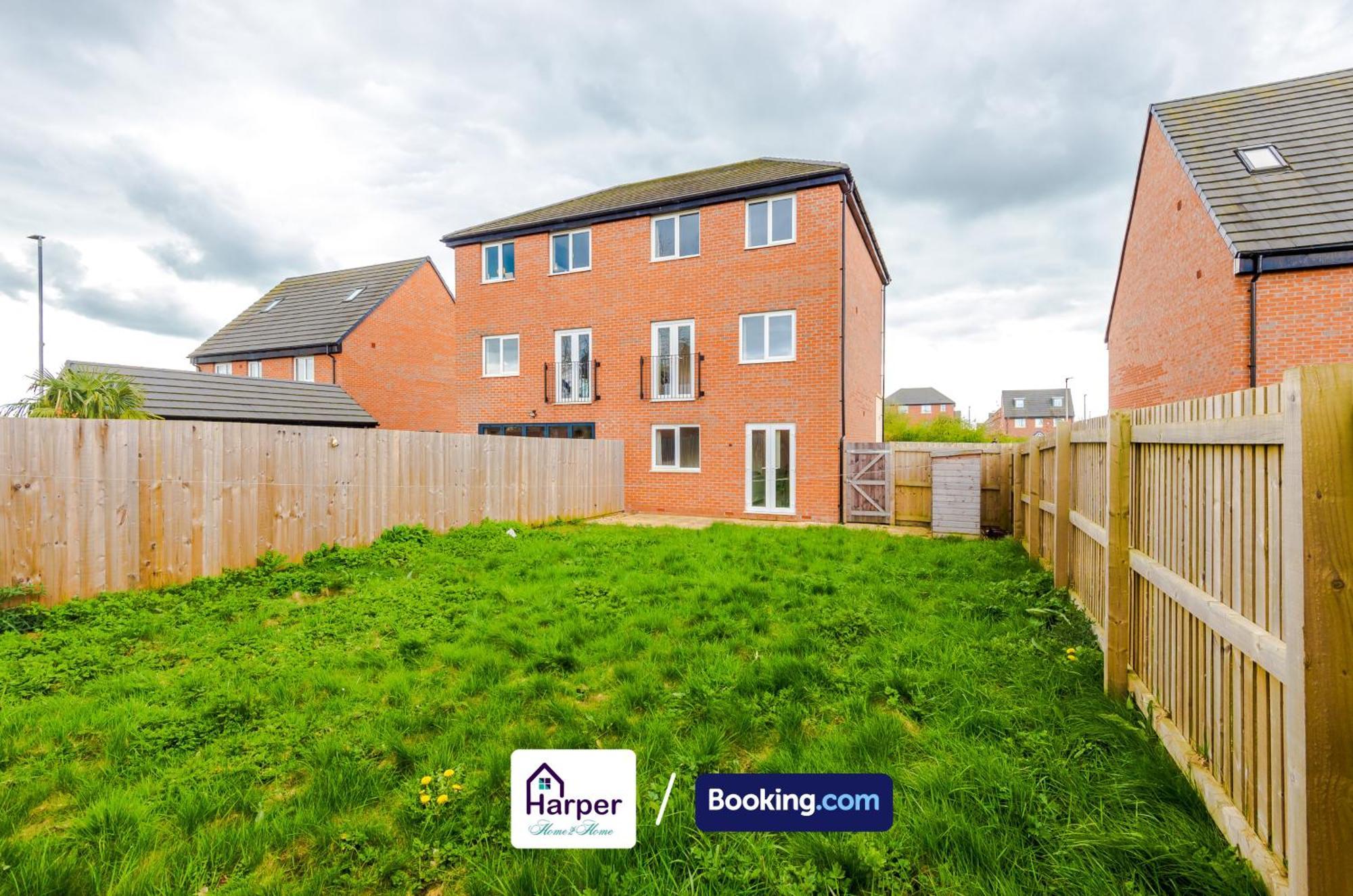 Prime Location 3 Storey By Harperletting Short Lets & Serviced Accommodation Chester With Driveway Long Or Short Stays Hough Green Bagian luar foto